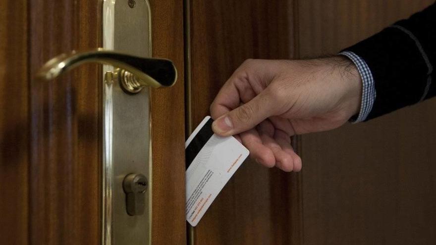 ¿Se puede abrir una puerta con una tarjeta, carnet o radiografía?
